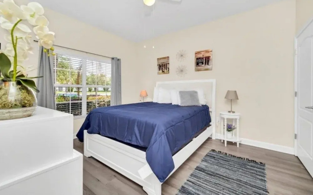 4891clock 4 Bedroom Townhouse