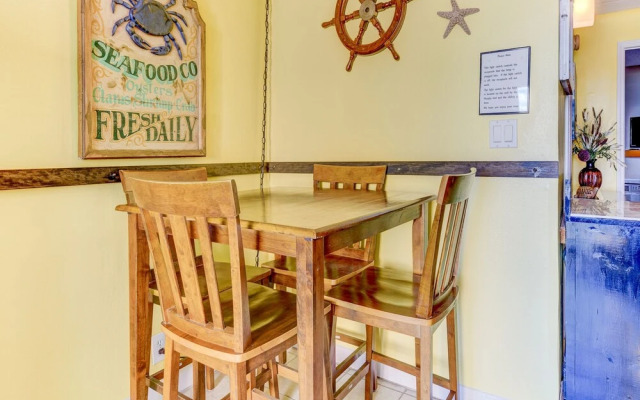 Beachers Lodge by Vtrips