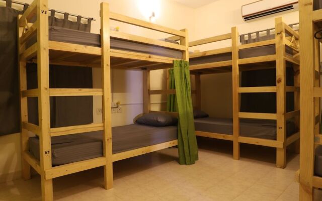 Hostel11 Elliot's Beach