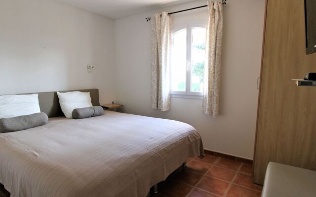 Cosy Holiday Home in Arles with Pool