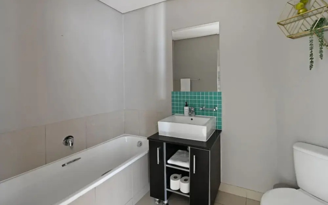 Modern 3-bed Apt Designer Touch Mountain Views