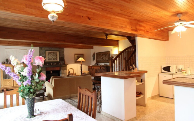 The Archeologist Home-Chateau Le Mur