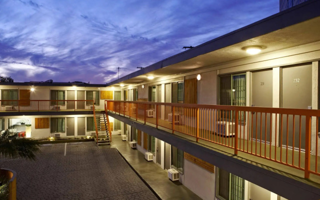The Tangerine - A Burbank Hotel