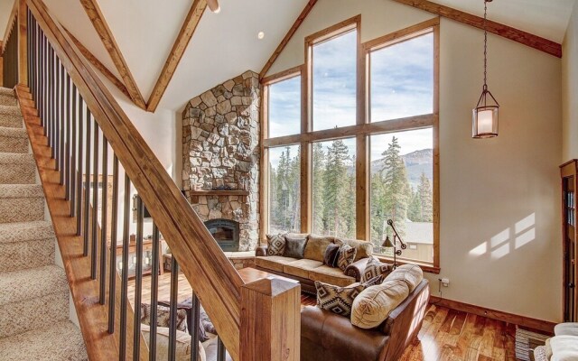 Mountain View Lodge 4 Bedroom Home by RedAwning