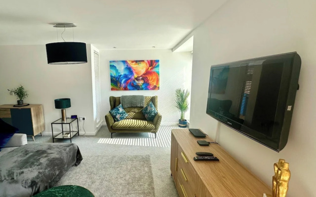 3 Bed-sleeps 6-garden-parking-pets