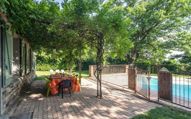 Cozy Holiday Home in Saint-Denis with Swimming Pool