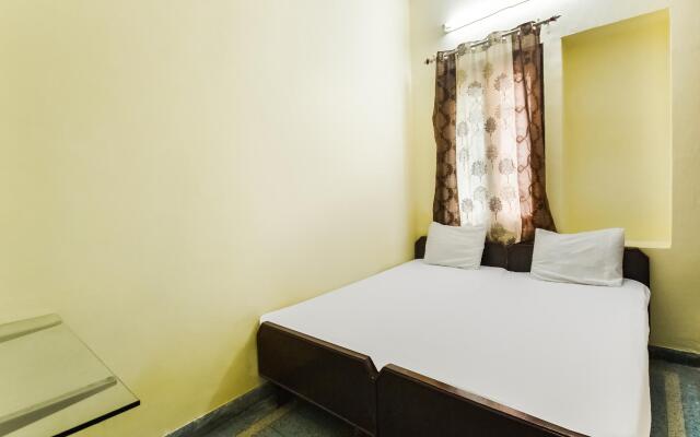 SPOT ON 49886 Hotel Ratan
