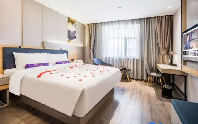 R Royalss Hotel