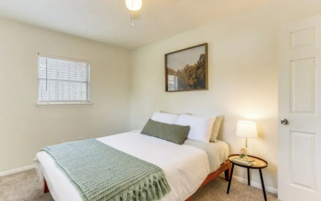 4 Mi to Dtwn: Dog-friendly Fayetteville Home