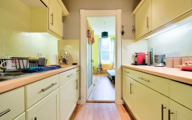 Bright and Airy Apartment in Canonmills