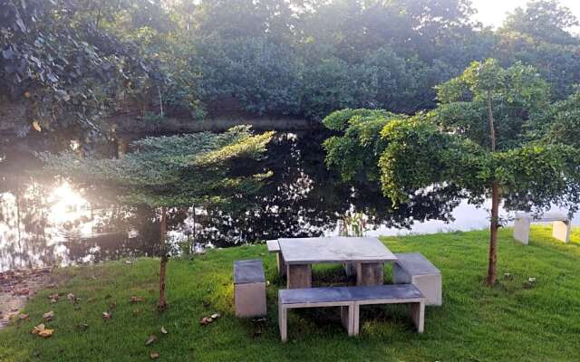 Thipburee Riverside Hotel