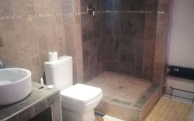 Naisar Sparkling White Apartment