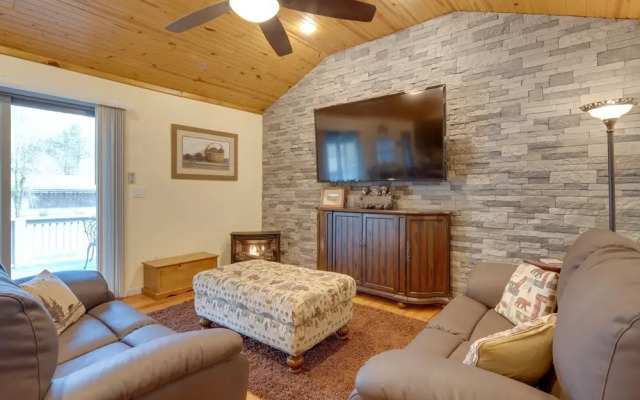 Lake Lure Village Cabin, 3 Mi to Chimney Rock!