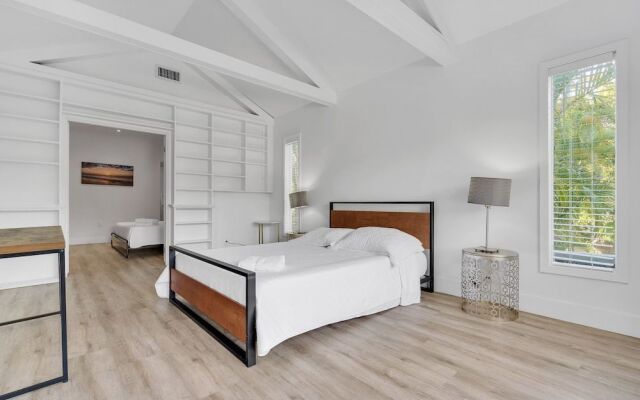 Modern & Fashionable Apartment w/Pool and Garden