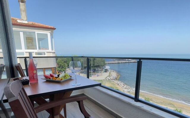 The Lavington Beach Hotel