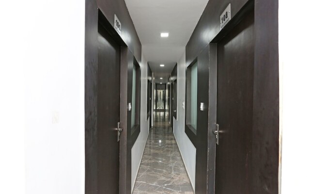 OYO 13576 Hotel Residency