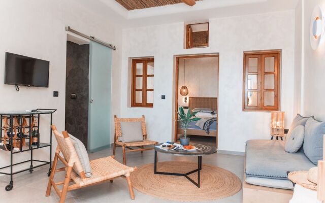 Almyra Oia Suites