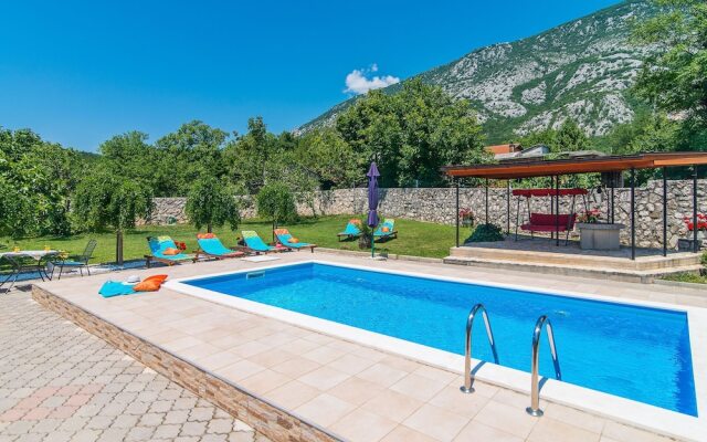 Stone House with Private Pool And Garden in Quiet Place