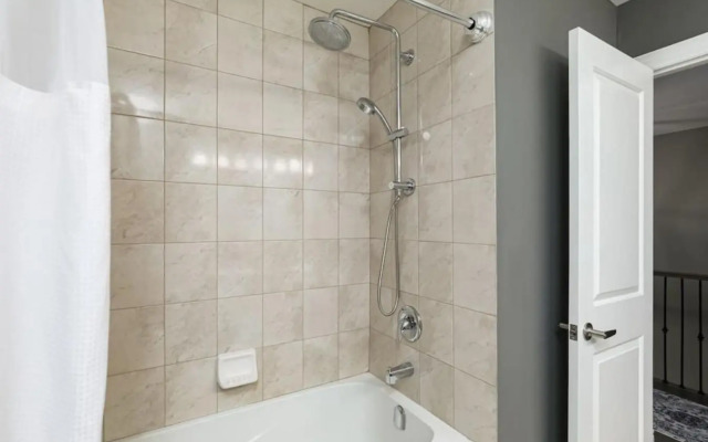 Exceptional 3 BDRM Townhome - 4 Seasons Rental