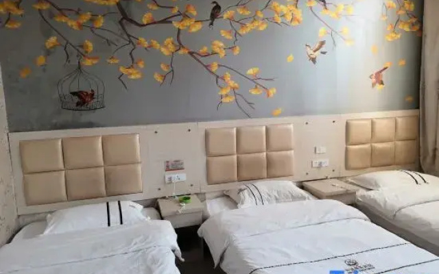 Qujing Hongqiang Business Hotel
