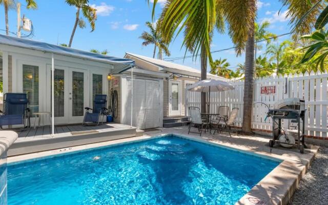Poolside Suite by Brightwild Pvt Pool Parking