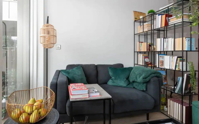 Tranquil & Stylish 1 Bedroom Flat With Private Balcony
