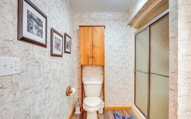 Lake Tomahawk Summer Oasis w/ Deck!