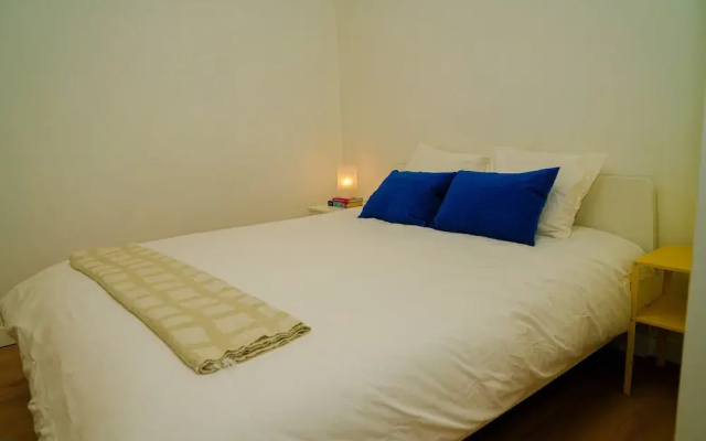 1BR Apt With Living Room Near CityArea