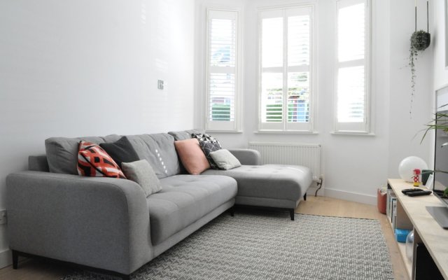 Fantastic 2 Bedroom 2 Storey House In Tooting