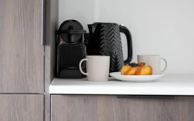 Apartment With Parking by Renters