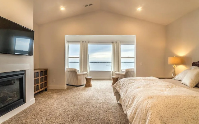 Seagate: Starboard~coos Bay~premiere Property
