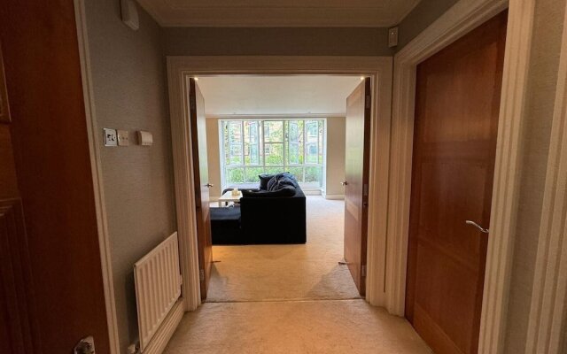 Luxury Apartment In London - Pool Spa & Gym