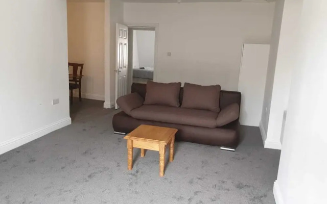 1 Bed Flat in Pedestrianized High Street
