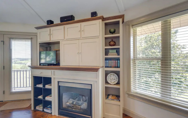 Millersburg Getaway w/ Amish Country Views!