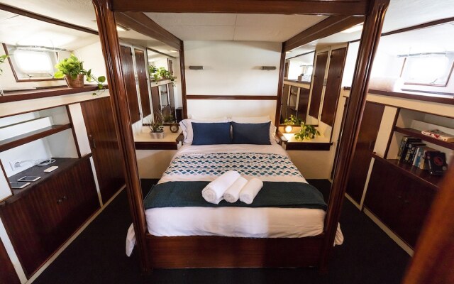 Luxury Boat in Port Forum