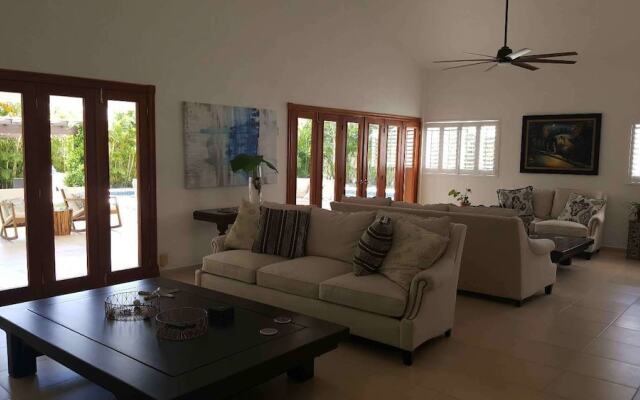 Villa in Metro Country Club