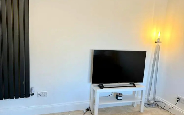 Newly-built Studio Near Laindon Station