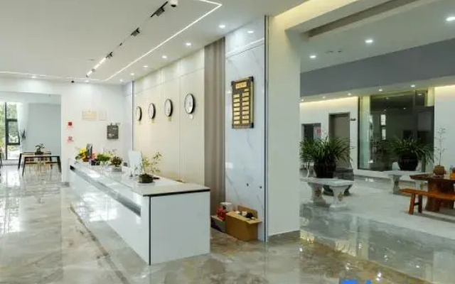 Jiujiu Holiday Hotel
