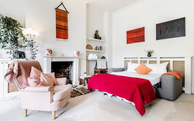 Entire Home: Chic & Cheery 1bed in Shepherd'S Bush