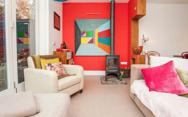Spacious 2 Bedroom House With Garden