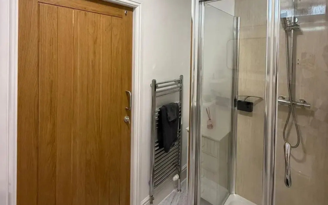 1 Bed Flat - Sleeps 2 - Parking - Wifi