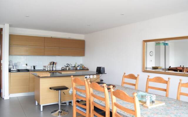 2 Bedroom Kennington Apartment With Balcony