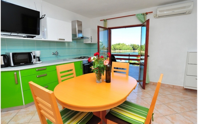 Apartment Ljilja - 10m from the sea with parking: A2 Nin, Zadar riviera