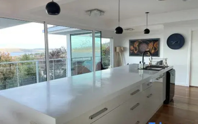 Hobart Bay Sunrise House--Rare Aurora Viewing Opportunities