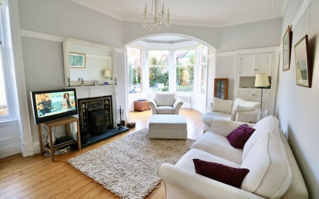 Period Deco flat in west end