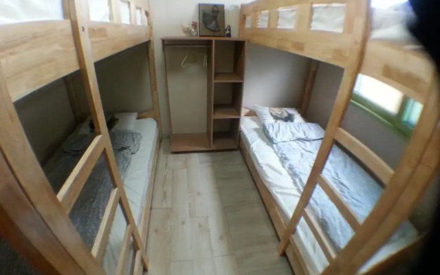 Dustin Guesthouse - Hostel
