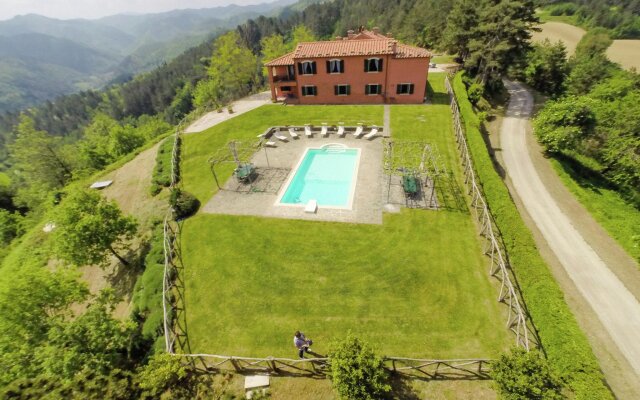 Luxurious Villa in Tredozio with Swimming Pool