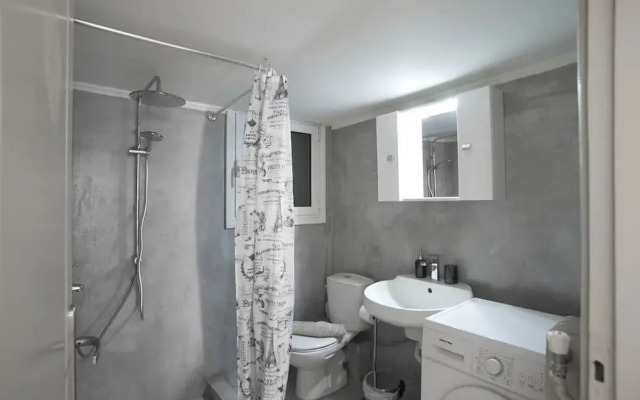 Baroness Apartment in Piraeus