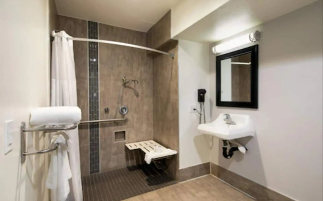 Travelodge by Wyndham LAX