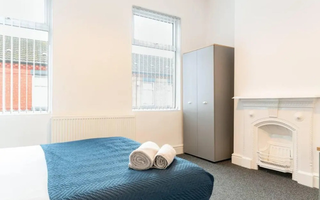 Inviting 3-bedroom Home in Liverpool With Parking